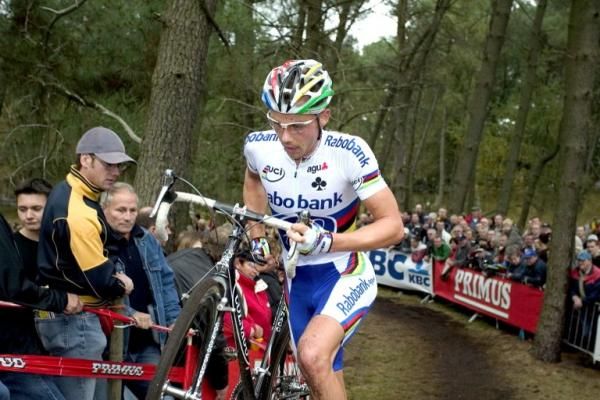 In 2005, Sven Nys was able to compete in the rainbow jersey.
