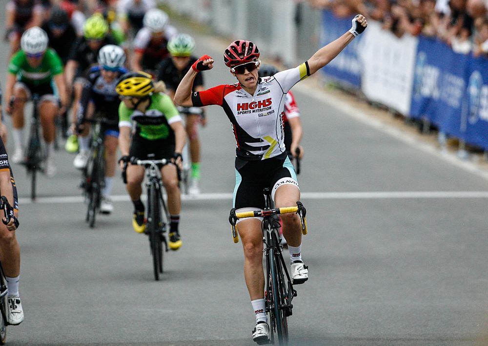 Kimberly Wells (High5 Dream Team) wins Santos Women's Tour final criterium in Victoria Park