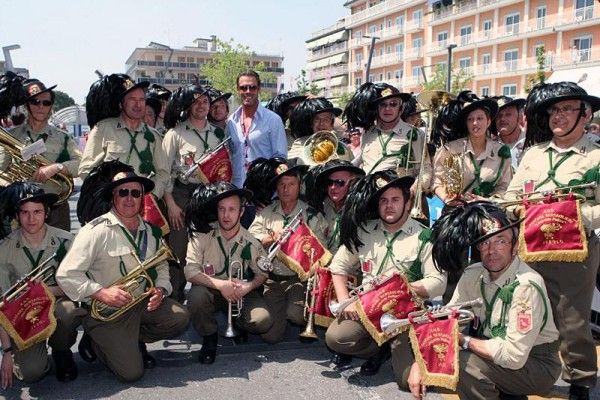 Mario Cipollini always attracts a crowd.