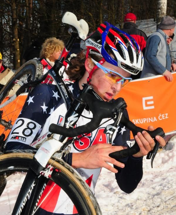 Cody Kaiser (USA) carries his bike during the junior men's race