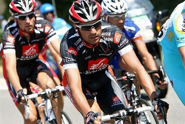 Oscar Pereiro and Vladimir Karpets (Caisse d'Epargne) chase back on after Karpets had an incident