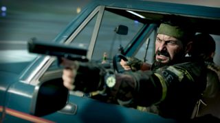 En karaktär från Call of Duty: Black Ops Cold War som skjuter med en pistol genom ett bilfönster