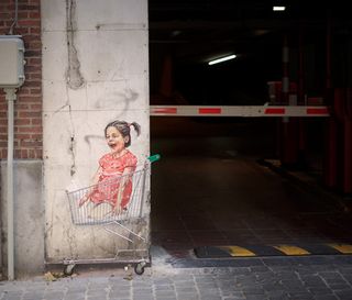 At the entrance to the car park, drivers encounter this first installation, which features a real shopping trolley that drivers can collide with if not careful