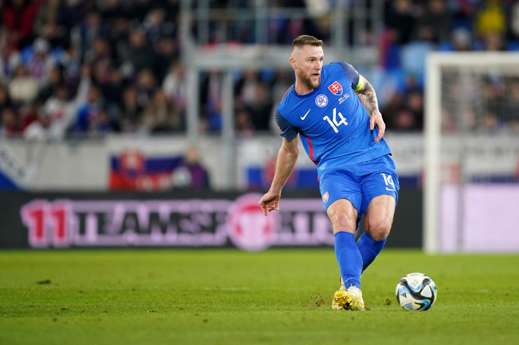 Slovák Milan Škriniar zo slovenského tímu Euro 2024 prihráva loptu počas zápasu kvalifikácie ME UEFA EURO 2024 medzi Slovenskom a Islandom na štadióne Národného Futpalového 16. novembra 2023 v Bratislave.  (Foto Christian Hofer - UEFA/UEFA cez Getty Images)