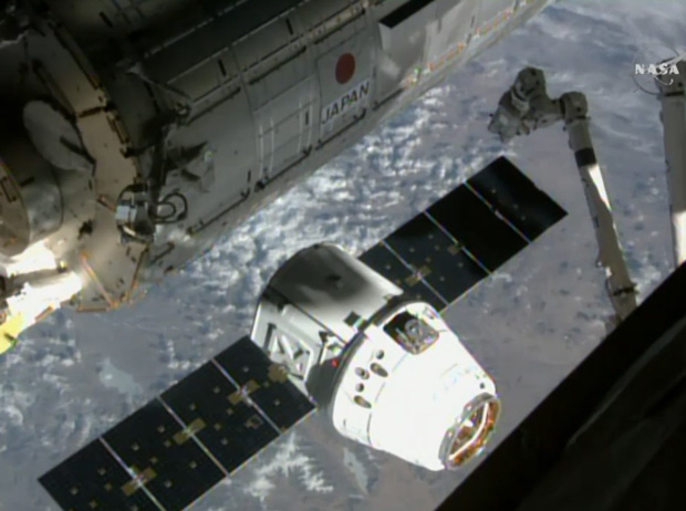 An unmanned SpaceX Dragon cargo ship delivers fresh NASA supplies to the International Space Station on April 17, 2015 in this still from a exterior station camera. It was SpaceX&#039;s sixth commercial cargo delivery for NASA.