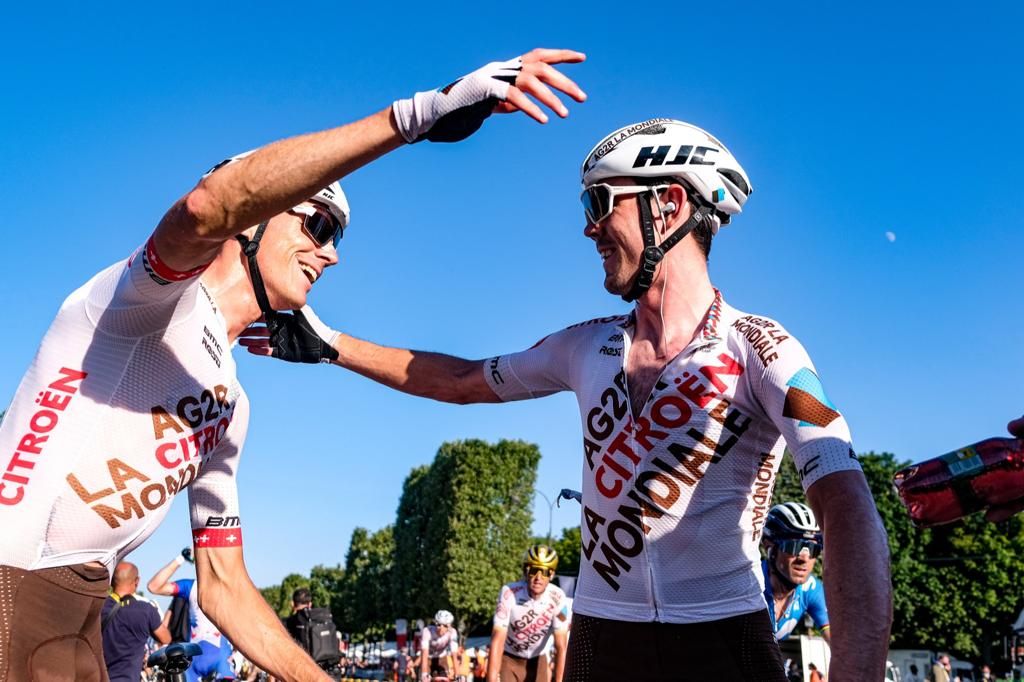 Ben O&#039;Connor celebrates with teammate Michael Schar on Paris&#039;s Champs-Élysées