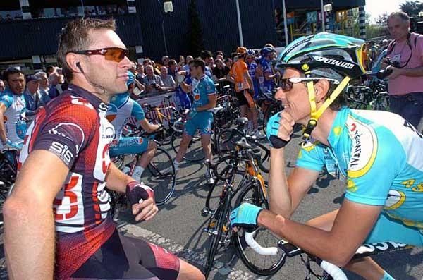 Jens Voigt (Team CSC) chews the fat with Kl&ouml;den.
