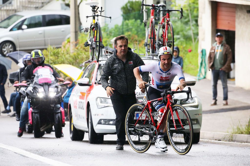 Victor Campenaerts (Lotto Soudal) lost time with a mechanical and botched bike change