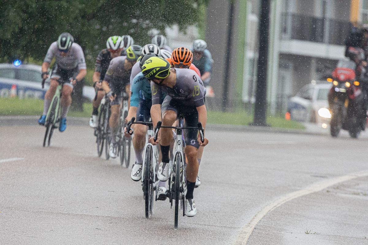 A few different groups formed off the front early in the race.