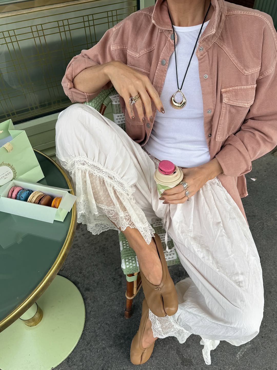 stylizacja influencerki w białym podkoszulku
