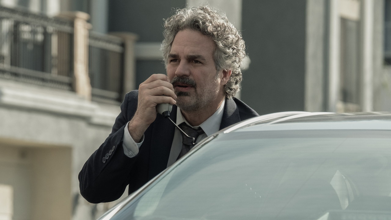 デット。ルー・ルーベスニック (マーク・ラファロ) は犯罪 101 への支援を求めます。