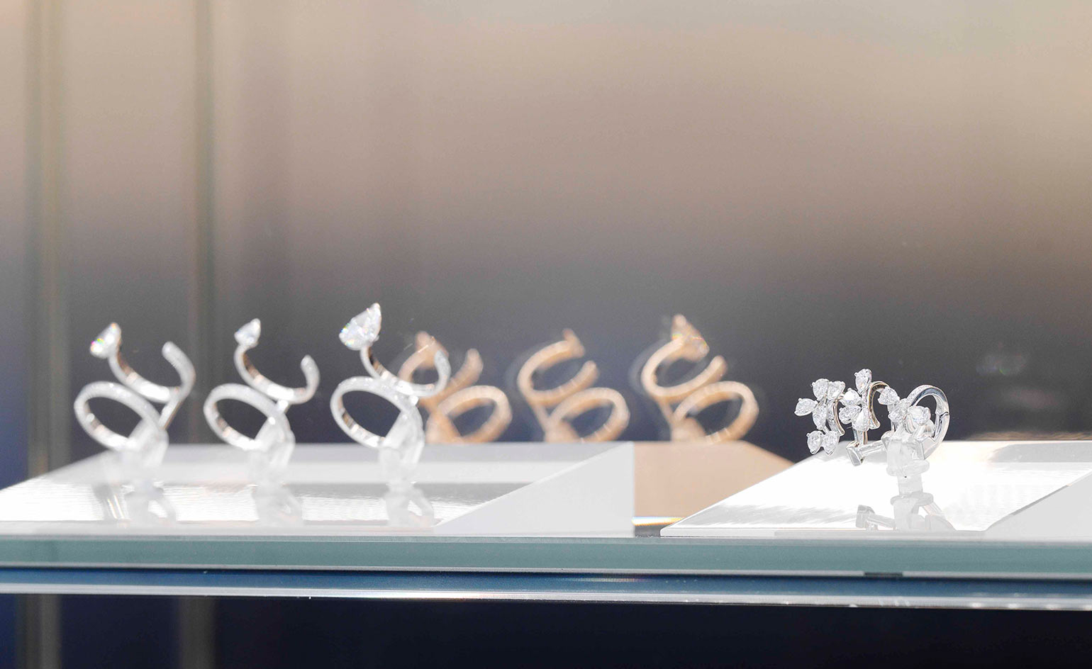 Observe and experience jewellery in a multiplicity of new ways