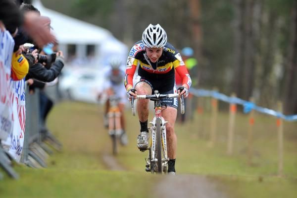 Belgian champion Sanne Cant distances Vos on the final lap