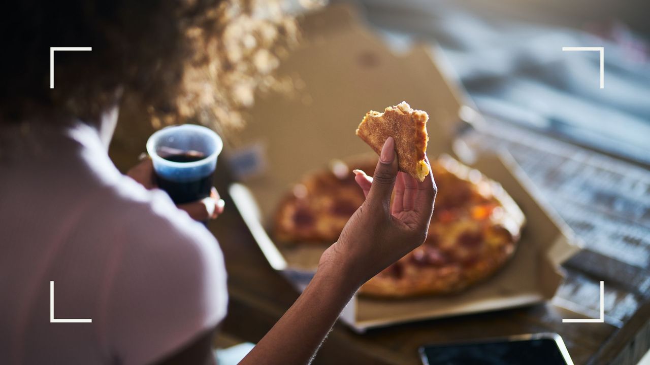 the three foods you should never eat before bed - woman eating pizza