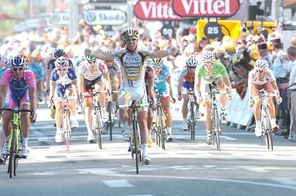 Mark Cavendish (HTC-Columbia) wins stage 11