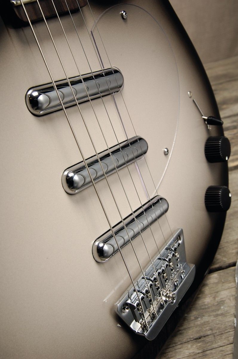This Dano boasts three lipstick pickups.