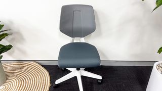 Desky Swivel 3D Tilt office chair against a white wall