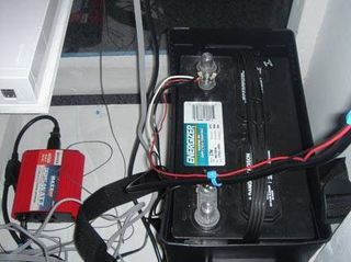 A close-up of the 225W power inverter and the Energizer 27DC-850 deep cycle battery.