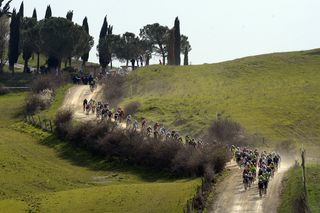 The peloton kicks up the dust as it winds it's way through Tuscany