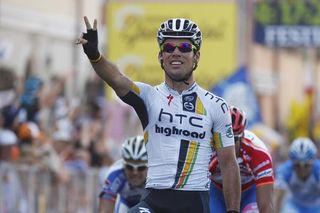 Mark Cavendish (HTC-Highroad) counts his stage wins so far in the 2011 Giro d'Italia