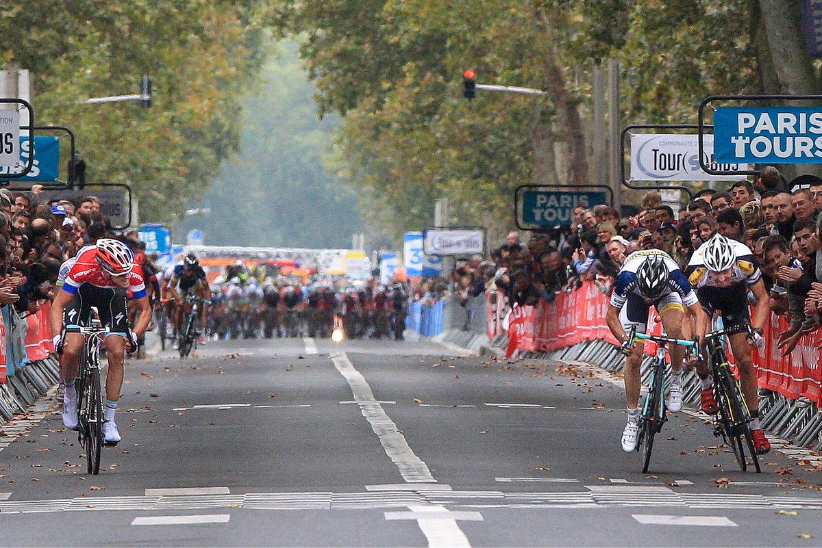 The long finishing straight of the Avenue de Grammont