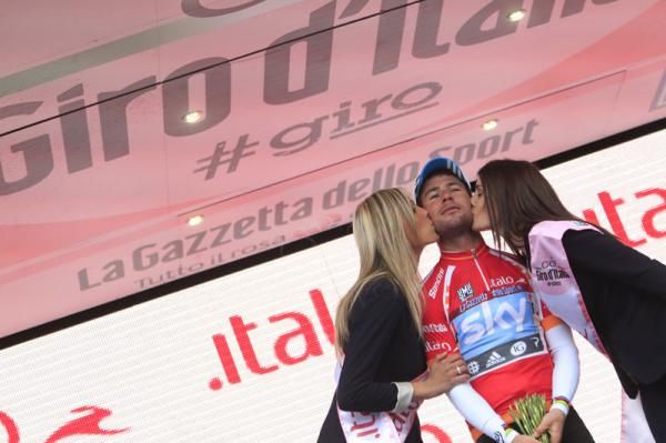 Mark Cavendish slips into the points jersey after his stage win