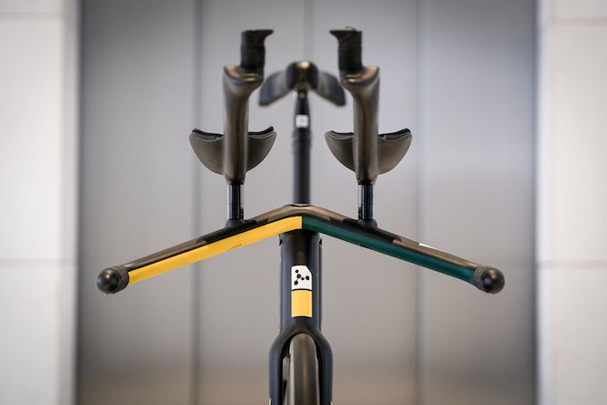 Special attention has been paid to reducing the frontal area, with custom handlebars and a 40mm axle for the pursuit version of the fork