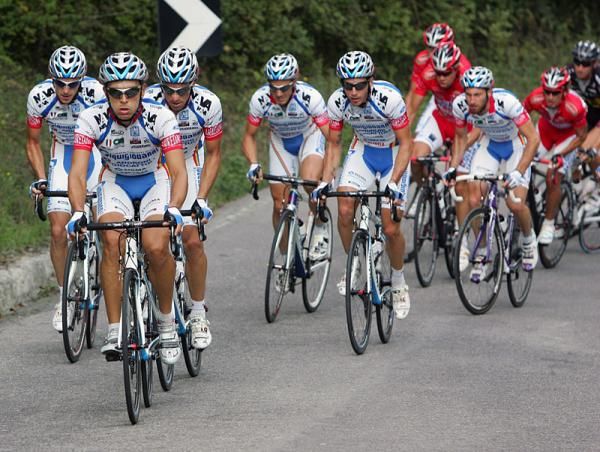 The Serramenti PVC Diquigiovanni-Androni Giocattoli team takes control on a climb.