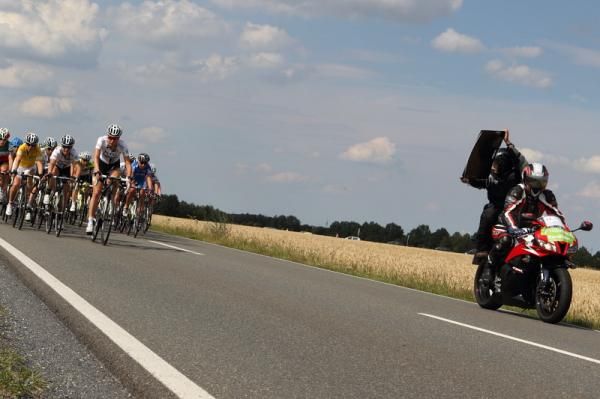 2 minutes - the bunch is given the time gap to the breakaway