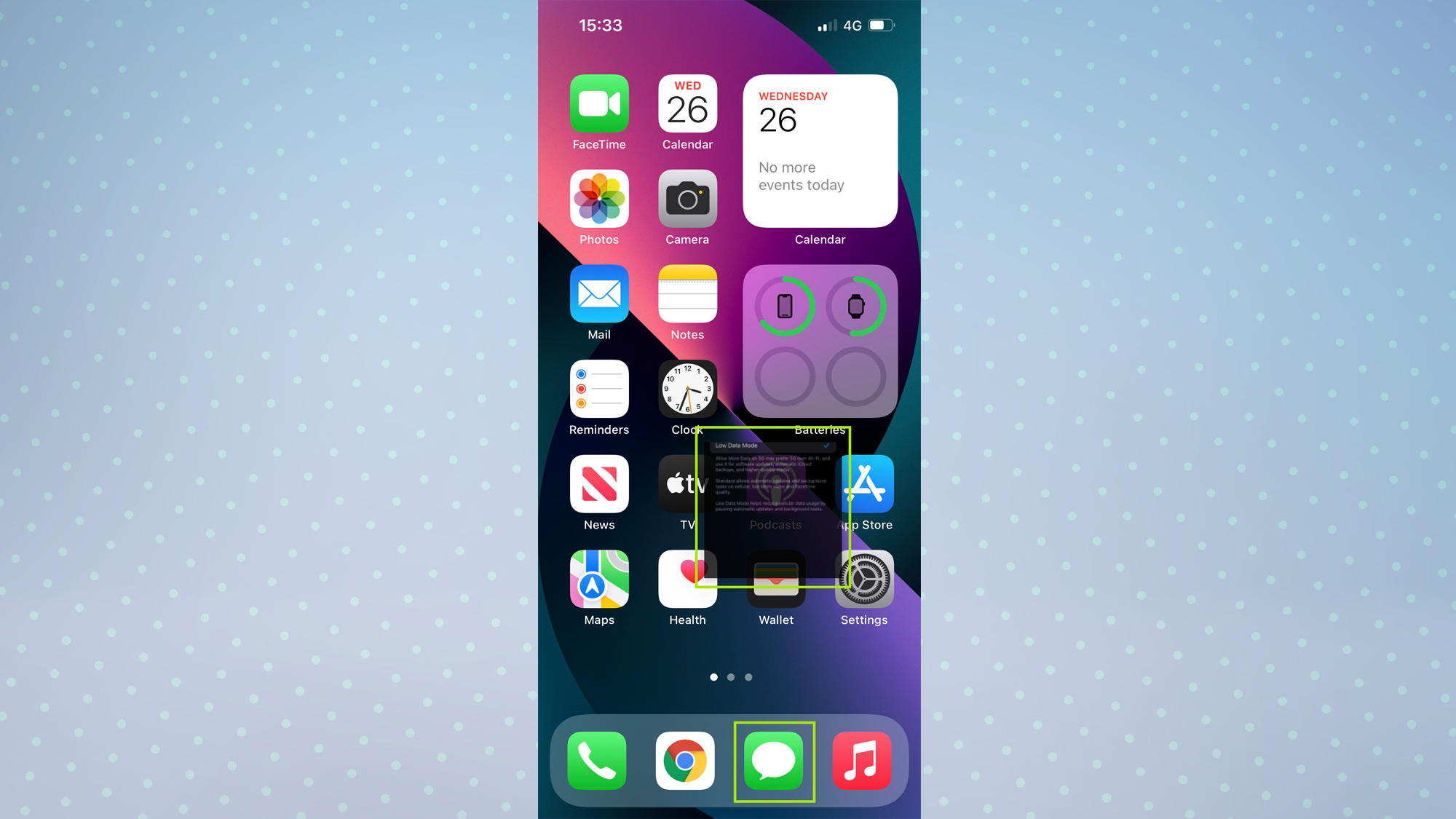 Главный экран iOS 15 с отсоединенным изображением и выделенным приложением «Сообщения»