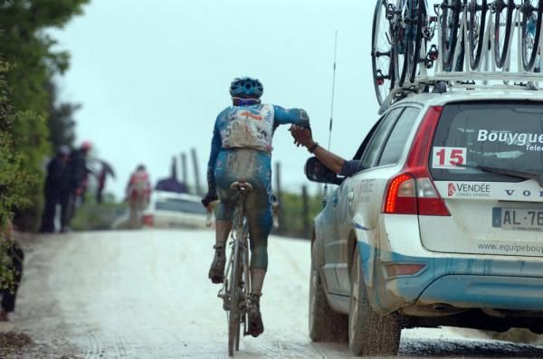 A Bbox Bouygyes Telecom rider finds an opportune time to grab a snack on the Strada