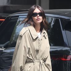 Kaia Gerber Injects Her Classic Gucci bag and Linen Pants With a Major Spring 2026 Color Trend