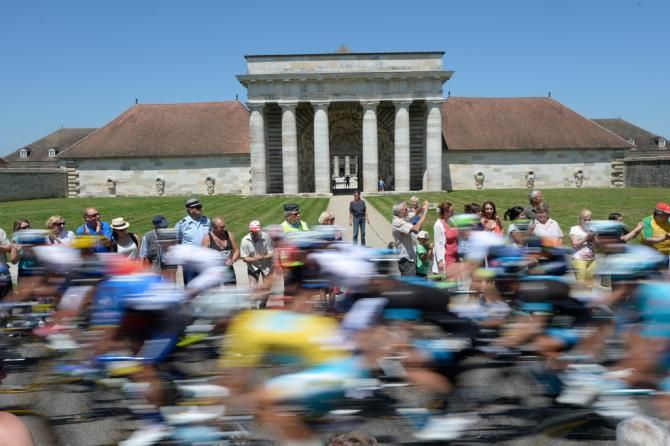 The peloton before the Royal Saltworks of Arc-et-Senans