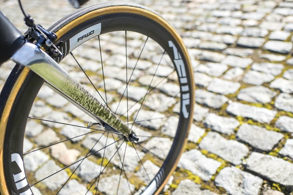 Gum wall tyres contrast against the semi-aero carbon rims