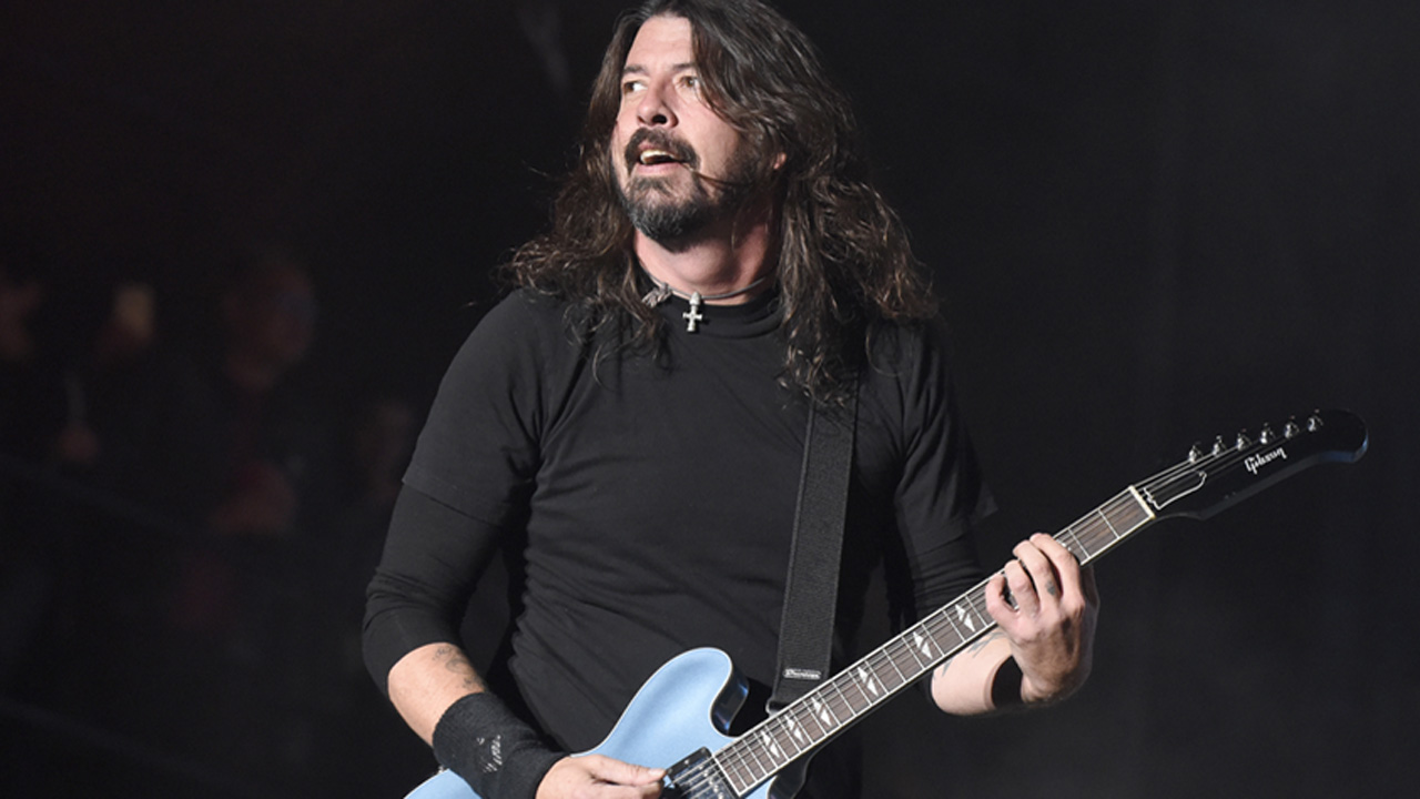 Watch Dave Grohl thrill fans with Foo Fighters classic as he busks in ...