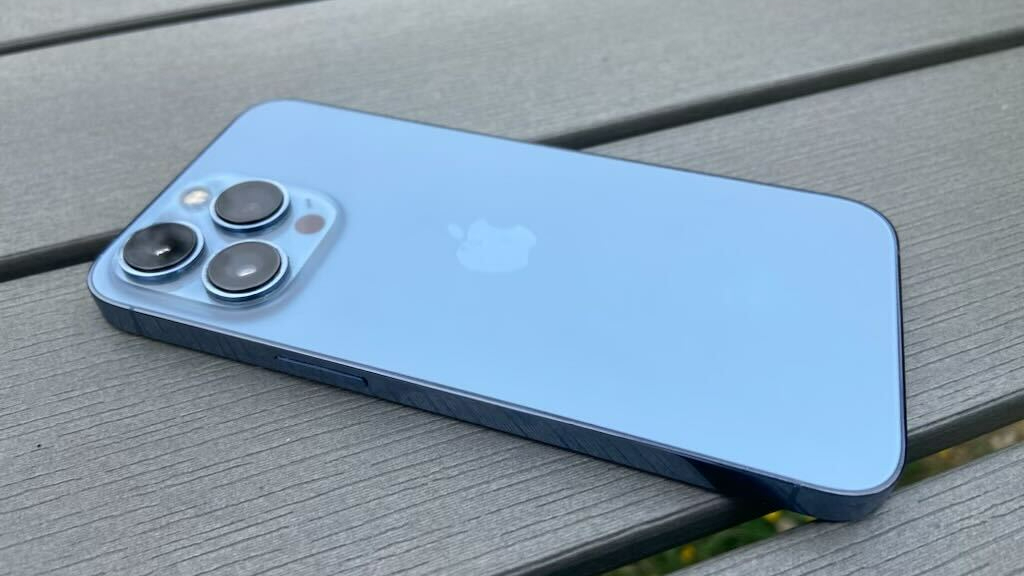 Alpine Green Apple iPhone 13 Review