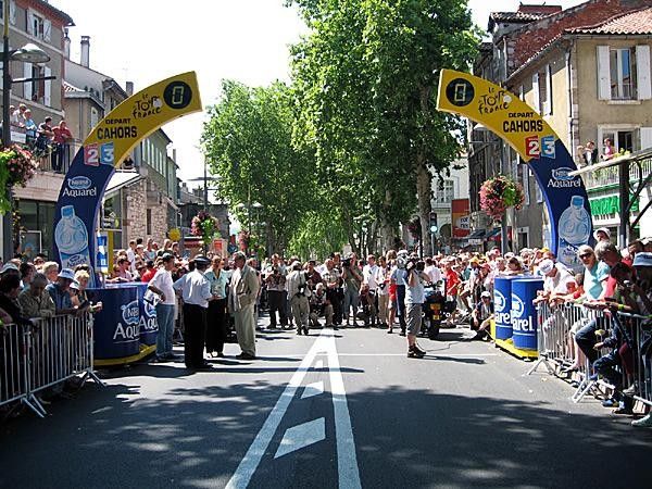 Photographers ready for the riders under the ceremonial start.