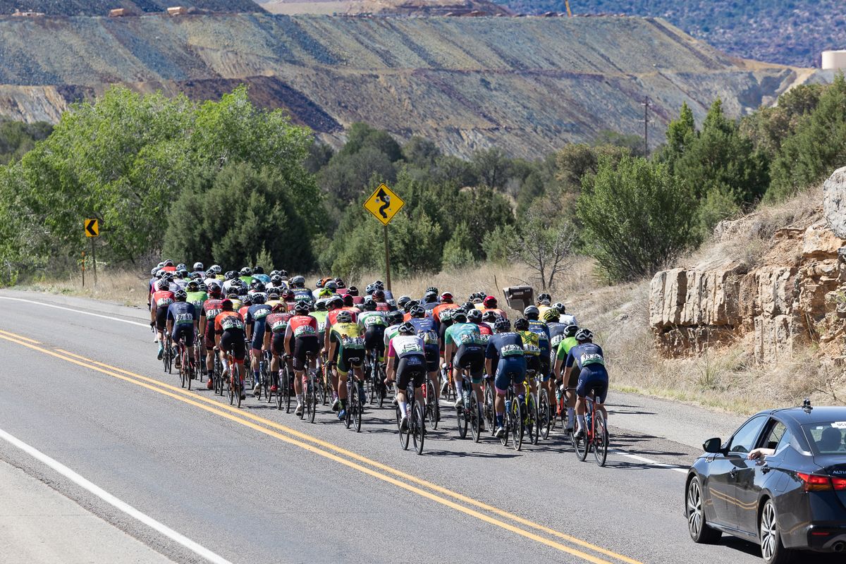 The bulk of the men's peloton already in chase mode 6 miles into the race