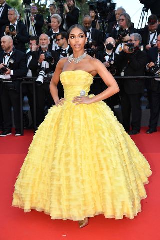 lori harvey mengenakan gaun kuning di festival film cannes