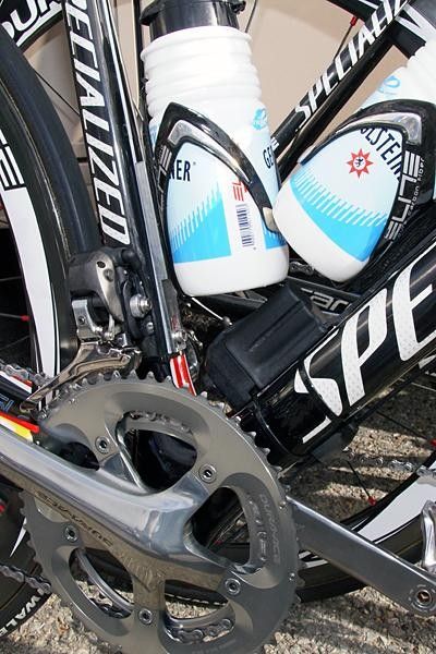The battery's location required that the seat tube-mounted bottle cage be shifted upwards via a custom bracket.