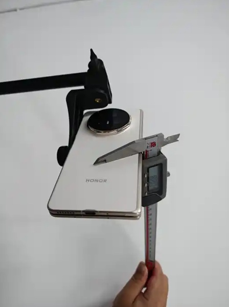 Honor's image of a caliper's 8.8mm measurement for the Magic V5 foldable, delivered to a publication after reports claim it is not the thinnest.