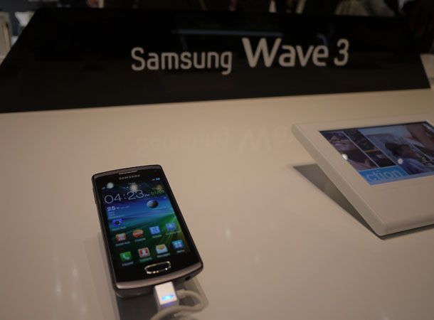 Samsung Wave 3 hands 8