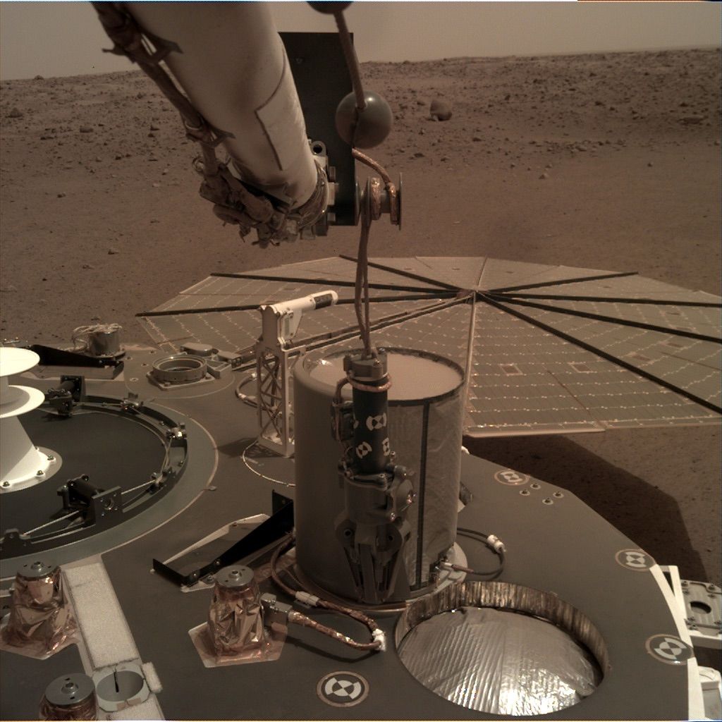 nasa&#039;s insight mars lander uses its robotic arm-mounted Instrument Deployment Camera