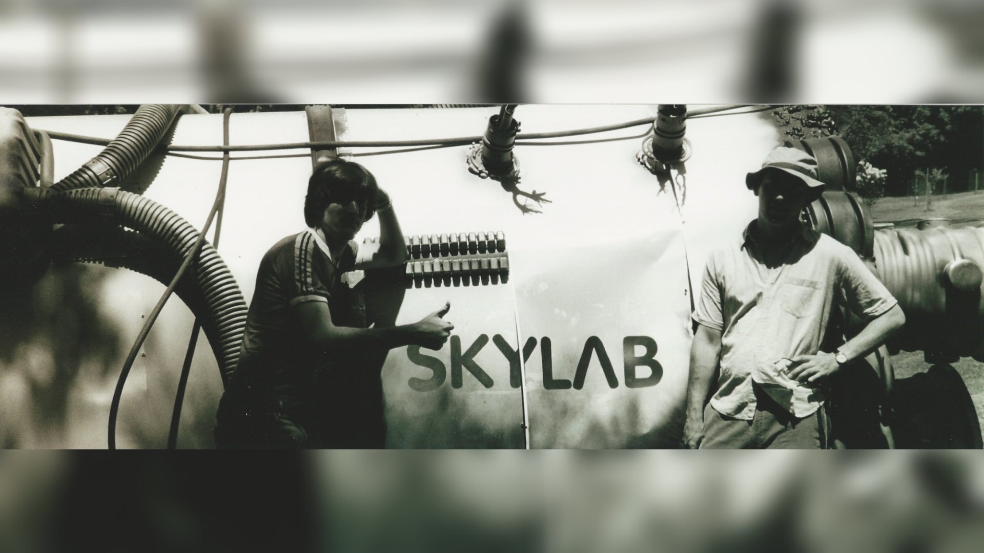 Atores em frente ao modelo Skylab.