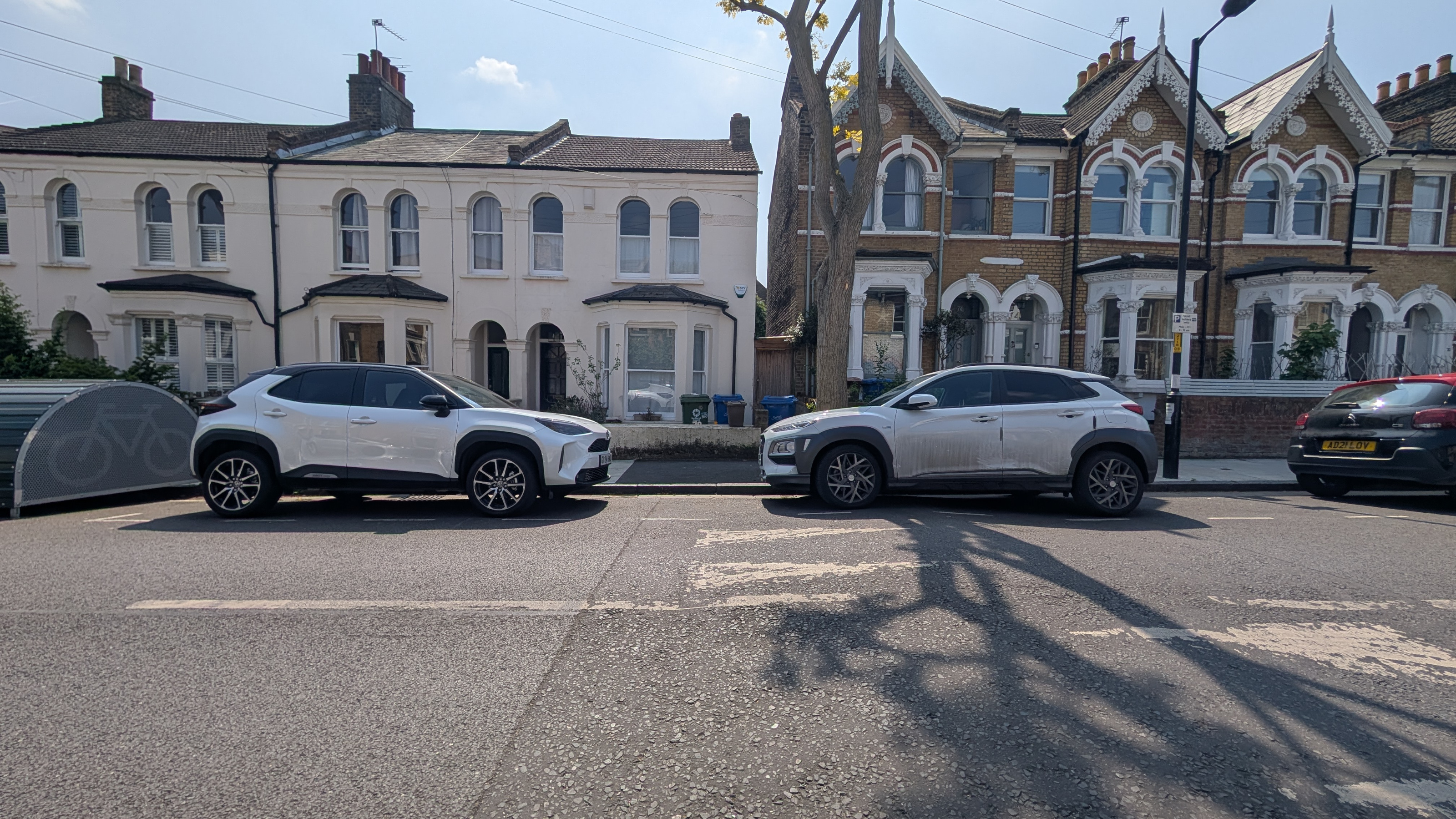 Toyota Yaris Cross (left)