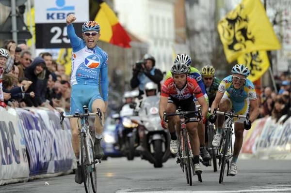 Steve Chainel (Bbox Bouygues Telecom) outsprints Luca Paolini (Acqua &amp; Sapone) and Enrico Gasparotto (Astana) for the stage victory.