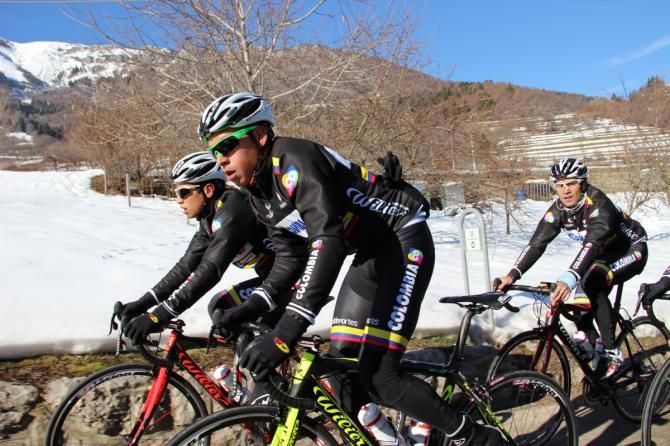 The Colombia riders check out the Mori-Polsa climb