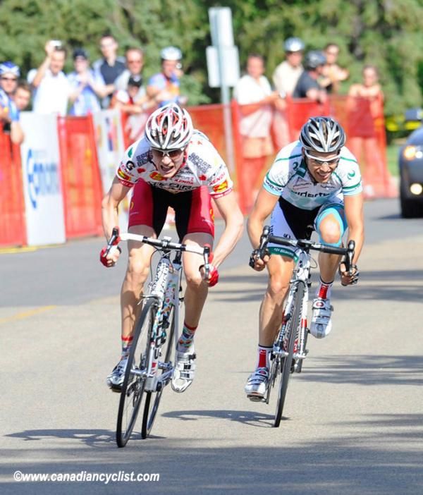 Will Routley (Jelly Belly cycling p/b Kenda) and Andrew Randell (SpiderTech powered by Planet Energy) contest the sprint.