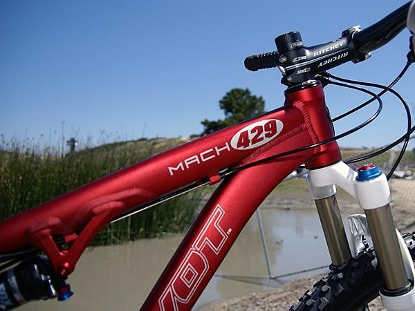 The internal cup headset allows for a shorter head tube, a critical feature for smaller 29"-wheeled frames.