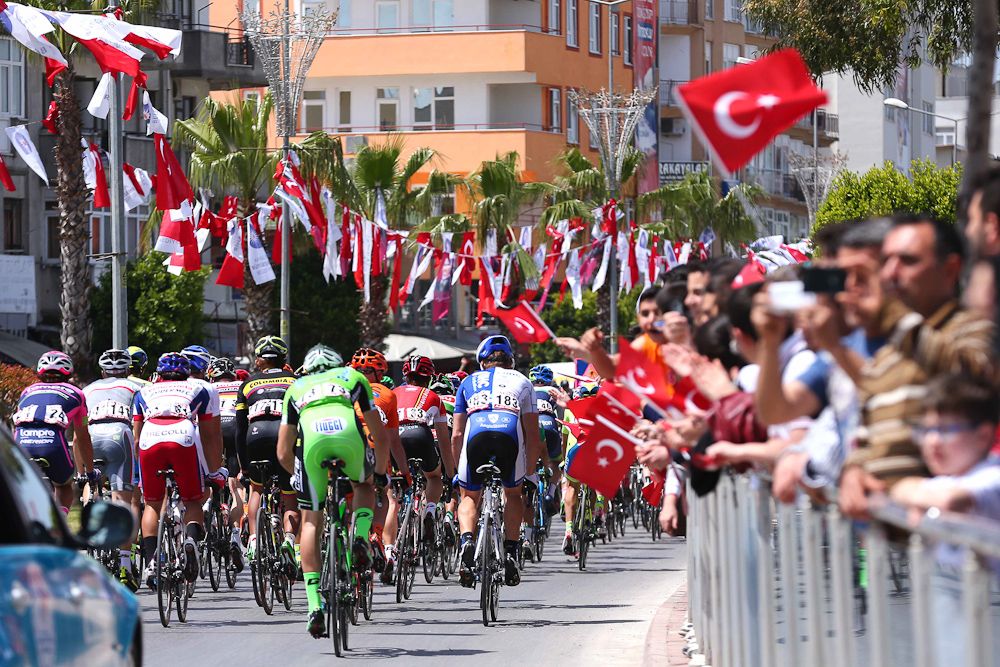 The peloton makes its way to the finish.